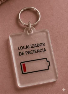 Llavero rectangular transparente con el texto "LOCALIZADOR DE PACIENCIA" y un icono de batería baja con una pequeña raya roja.