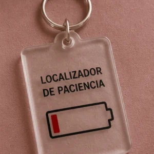 Llavero rectangular transparente con el texto "LOCALIZADOR DE PACIENCIA" y un icono de batería baja con una pequeña raya roja.