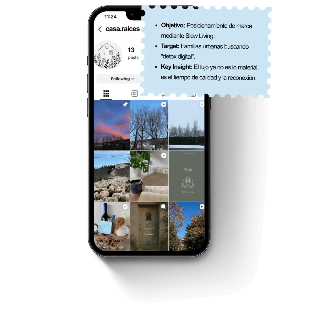 Mockup de smartphone con el feed de Instagram de Casa Raíces.