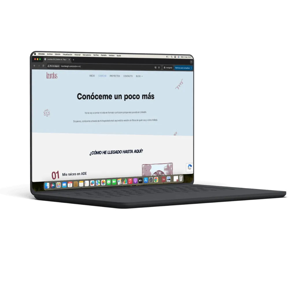 Laptop mostrando la sección "Conóceme un poco más" con diseño minimalista.