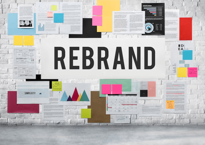Mural de trabajo con la palabra Rebrand y notas de colores para un proyecto de identidad visual.