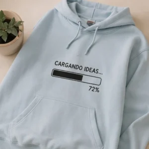 Primer plano de una sudadera con capucha azul claro que muestra un diseño frontal de una barra de carga y el texto "CARGANDO... 15%".